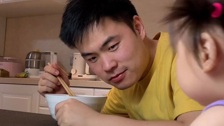 Mới hai tuổi mà không thấy mình hôi à?