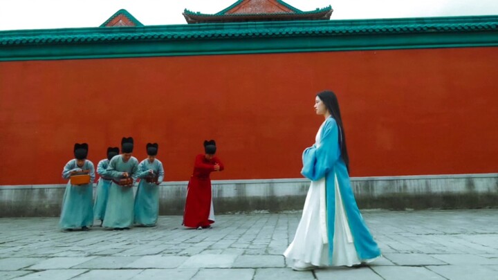 “Setelah kejadian tenggelam itu, tiba-tiba muncul ingatan-ingatan yang bukan milikku di benakku”‖ Di