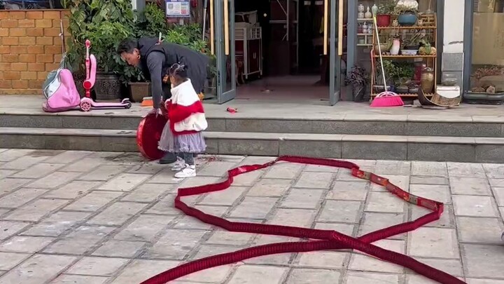 Vừa vào đã thấy anh chàng đá dùng Q để đánh Annie.