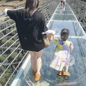 Istrimu benar-benar baik, saat jalan-jalan di luar saja masih menanyakan ibumu