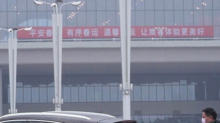A portrait of Academician Zhong Nanshan on the car window—Wuhan, keep it up! May China be blessed!
