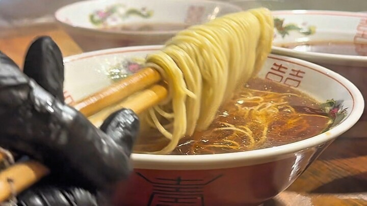 Có thể cảm nhận được vẻ đẹp cổ kính, tươi đẹp của thời Showa qua món mì ramen vỉa hè