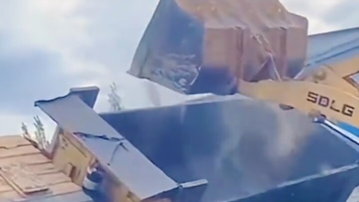 Anh tài xế xe xúc, kỹ thuật thật giỏi!