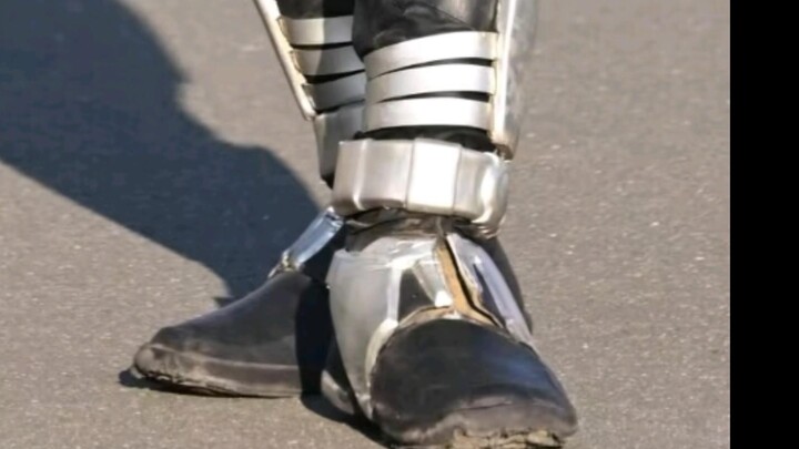 Question, what is this picture? A Kamen Rider Kabuto's combat boots B Trashy shoes C Obtuse