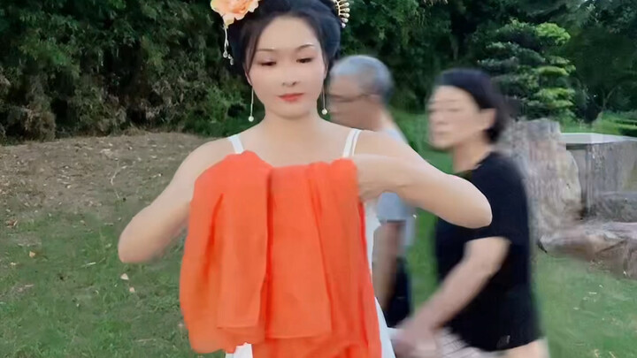 وشاح الحرير يتحول إلى زي قديم