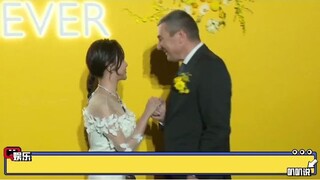 احتضنت باي لو كفيلها، وكانت محاطة بالأعداء من كلا الجانبين. انحنت يانغ مي لإظهار لطفها.