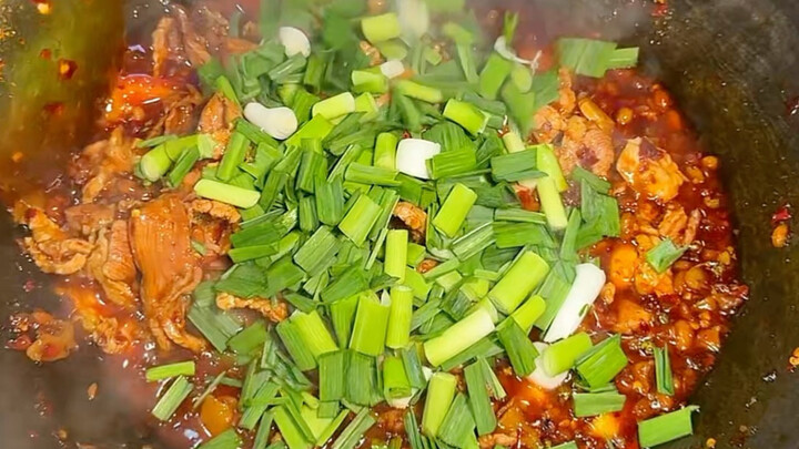 Let me show you Guizhou’s street-food hot pot—truly the ultimate rice-enhancer!
