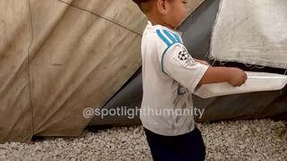 seorang anak kecil tinggal sendiri di tenda pengungsian Gaza