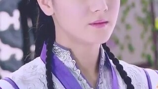 那时候想怎么会有人那么夸张把眼睛整那么大，后来才知道人家那是纯天然那么大的！