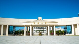 رقصة هز الكتفين في جامعة هاينان