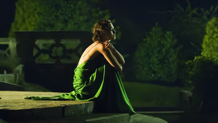 “Gaun hijau memesona yang menggetarkan sejarah perfilman” — setiap potongnya benar-benar legendaris!