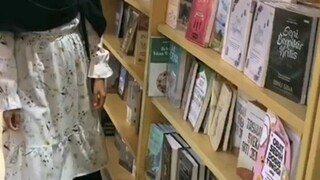 Tasya baca buku