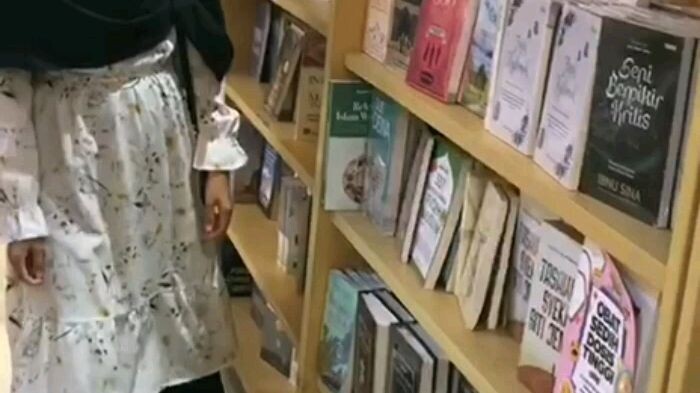 Tasya baca buku