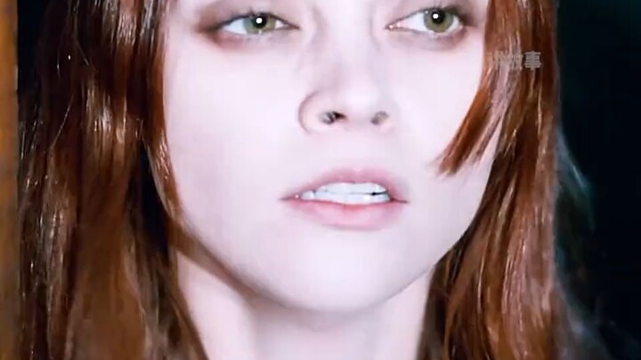 The beautiful corpse in the funeral home suddenly opened her eyes.