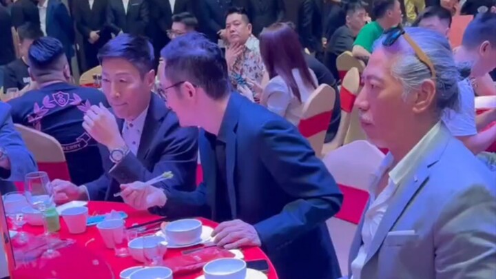 Sial, gagak sekarang udah dewasa—gak tertarik lagi buat terbalikin meja.