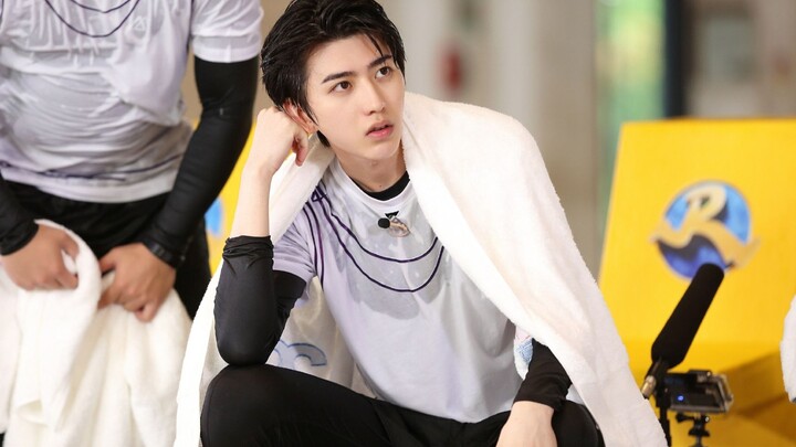 ไช่สวี่คุน: ขณะคนอื่นฉีกป้ายชื่อ กูกำลังเล่นซีรีส์ไอดอล! กูคือกู ดอกไม้ไฟที่มีสีสันไม่เหมือนใคร คนอื