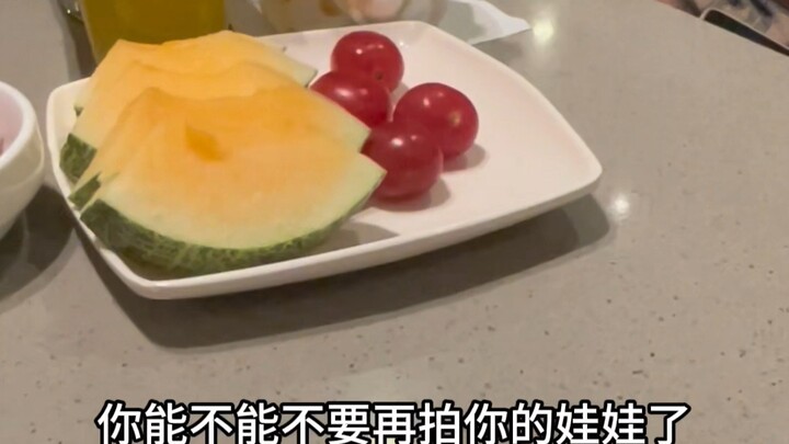 "Why is she like this? Taking pictures of the baby while eating is too disrespectful to me" (bushi)