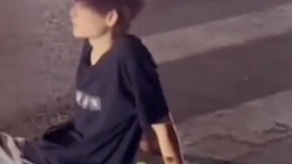 她们都在看你帅不帅，只有我关心哥哥摔得疼不疼#帅哥#颜值#反差#氛围感