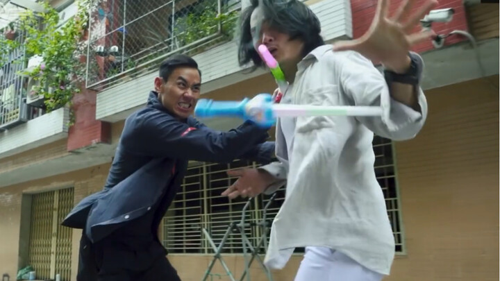 Cosplay murah meriah ala luar negeri yang meniru Wu Jing dan Donnie Yen dalam adegan pertarungan kla