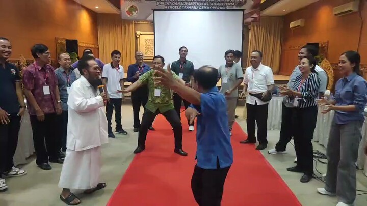 mau yang seru malah lucu😂😂