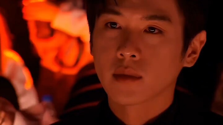 What terrifying lighting! For the first time, I’ve seen so clearly just how camera-ready these femal