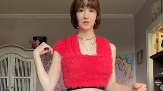 مع هذه القطعة الخارقة، ستحصل في الوقت نفسه على تنورة قصيرة وقميص بدون أكمام ووشاح للرقبة...