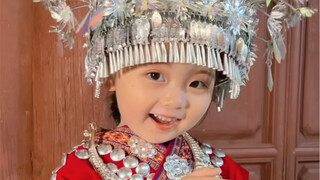 看，这是苗王的小女儿么…