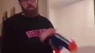 "Keluarkan pistolnya"