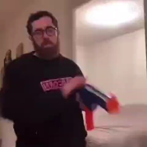 "أخرج المسدس!"