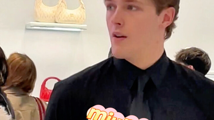 Uniqlo nekat terjun ke pesta mode Miu Miu, gayanya begitu apik sampai anjing pun lebih pintar berpak