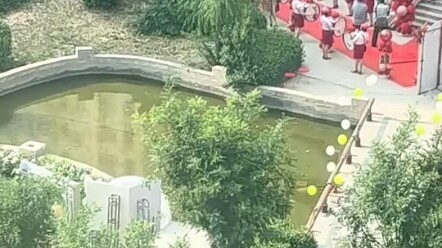 Tetangga menikah, suara genderang dan terompet yang mereka mainkan terdengar begitu akrab—tanpa sada