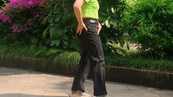 1 2 3 4 baby~ Ai chưa vượt qua màn giới thiệu tuyệt vời của Hype Boy? Tay tôi phải giơ lên trời!