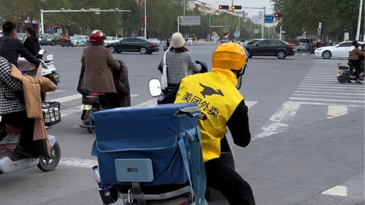 I happened to meet a delivery guy diligently practicing his chicken skills.