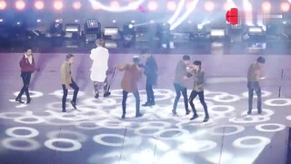Honey-like positioning! EXO's high-difficulty dance "Lotto" captured from a panoramic overhead shot