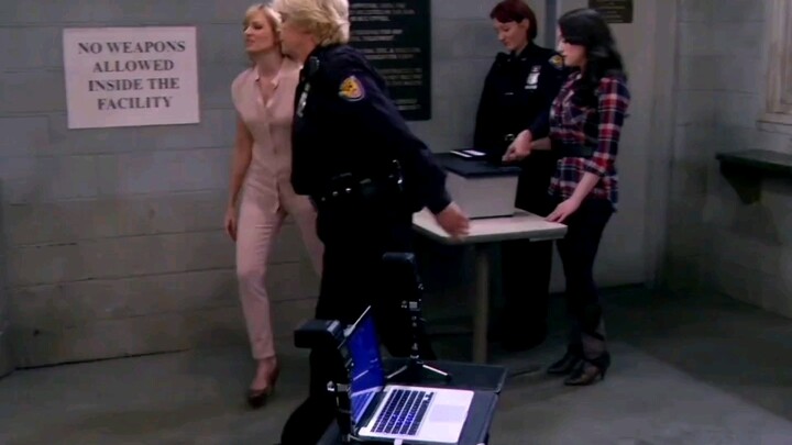 Caroline's iconic prison scene: "I'm the queen—confident and radiant!"