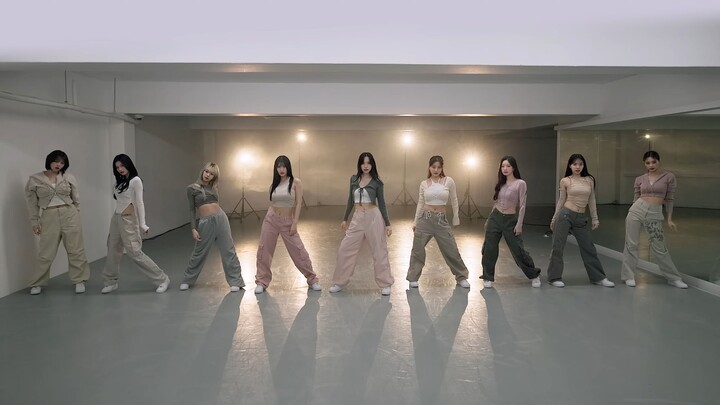 Phòng tập nhảy của TWICE cho ca khúc "SET ME FREE"