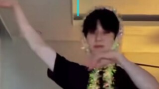 黄旼炫super shy舞蹈 头就像被彩带下咒了哈哈哈哈
