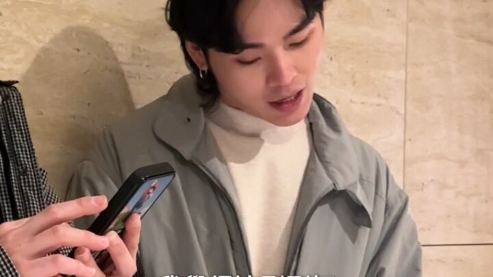 صديقك الذي لا يقبل المديح 😆