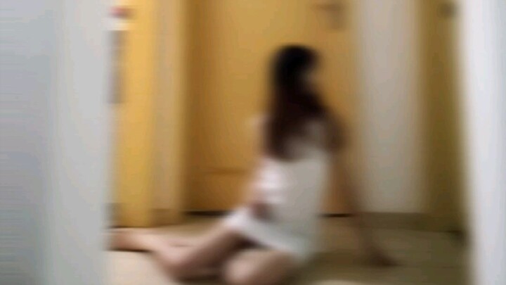 سيرين ترقص على أغنية «لا تقترب مني أكثر»