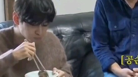 【คิม แทฮยอง】ได้รับความโปรดปรานเพียงผู้เดียว แทฮยองกินเนื้ออร่อยท่ามกลางสายตาเอ็นดูเหมือนพ่อแก่ๆ ส่วน