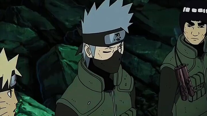 Kakashi mempertanyakan identitas pria bertopeng itu