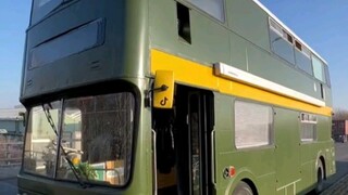 RV yang diubah dari bus tingkat ini benar-benar seperti vila bergerak. Terutama dapur di lantai dua 