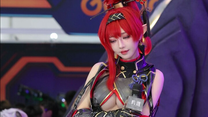 لا عجب أن المشي هكذا يجعلها تبدو جميلة للغاية