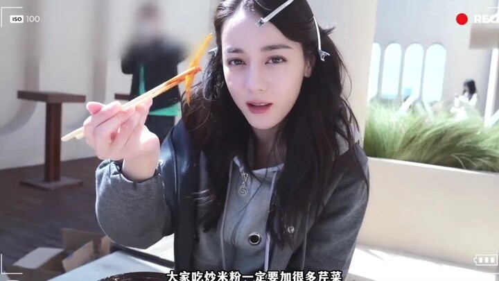 【Địch Lệ Nhiệt Ba】Thích nhất là ăn bún xào và bánh dứa, hé lộ bữa ăn công việc của Nhiệt Ba