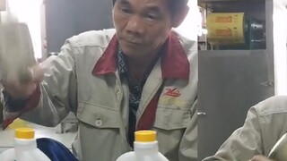 Ketika laki-laki itu sedang berkunjung, dia bertemu dengan seorang lelaki tua dan dengan penasaran b