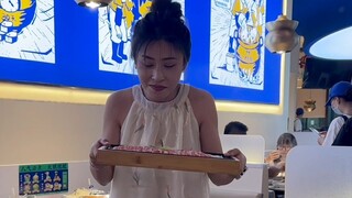 旁边桌没吃完就走了 这个女人居然这么做！？