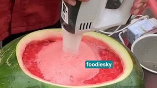 No need to use a cup—just drink it like this!