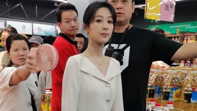 Yang Zi and Xu Kai in "Legend of Joy" Mai Jie and Ming Ge go shopping in the mall. This drama looks 