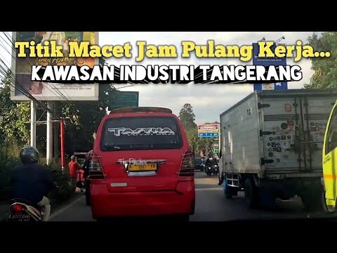 Suasana Pulang Kerja di Kawasan Industri Tangerang, Banten