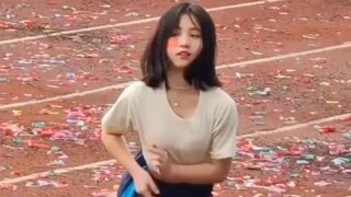 สาวๆที่กลัวงานกีฬามากที่สุดคือคนที่อวดตัวทันทีที่ขึ้นเวที และหนุ่มๆ ทุกคนในโรงเรียนก็ตะลึง!